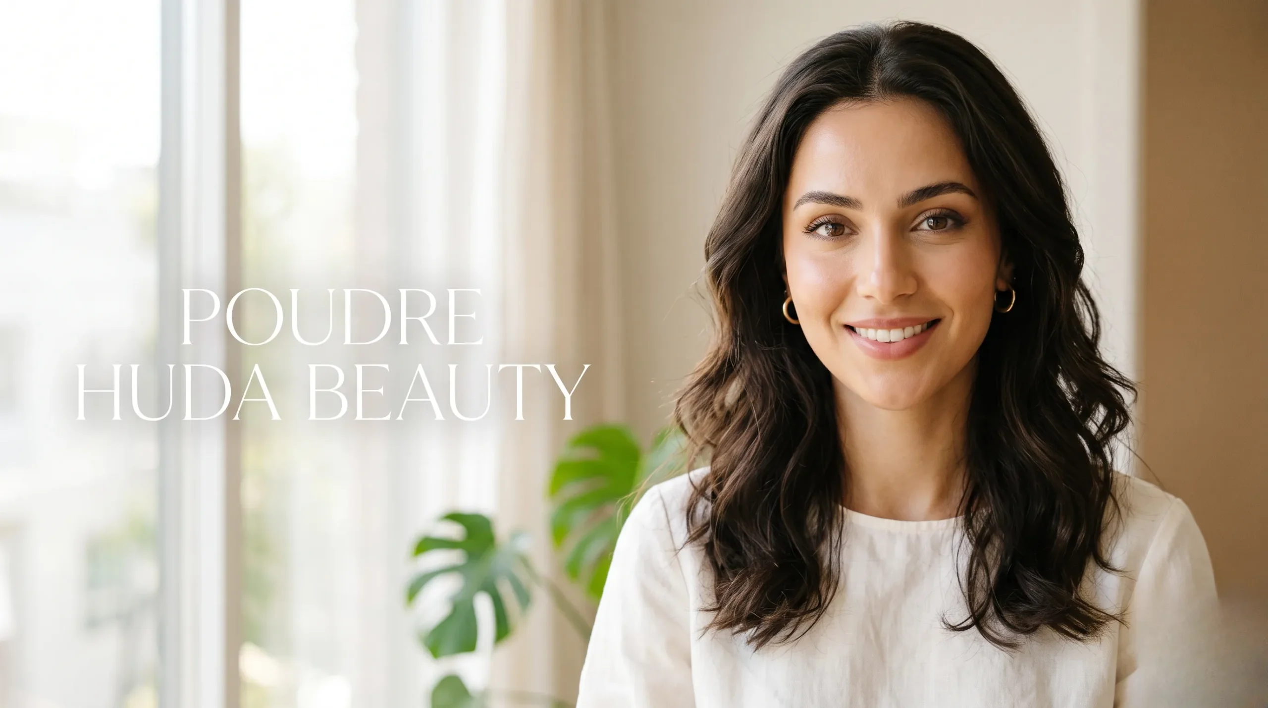 Femme au teint parfait, illustrant l'utilisation de la poudre Huda Beauty.