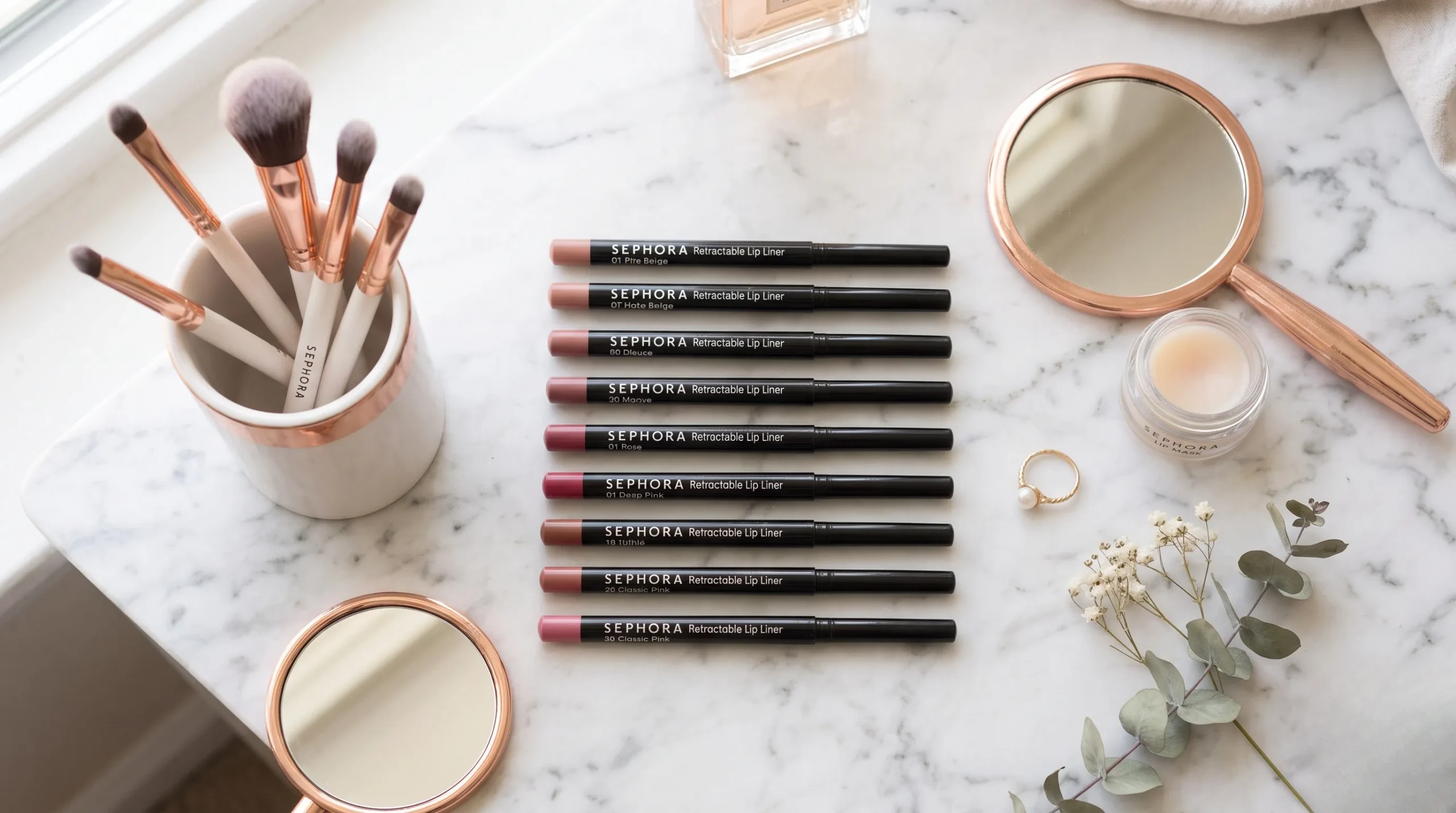 Crayons à lèvres Sephora Collection disposés élégamment pour un article beauté. Sephora collection lip liner